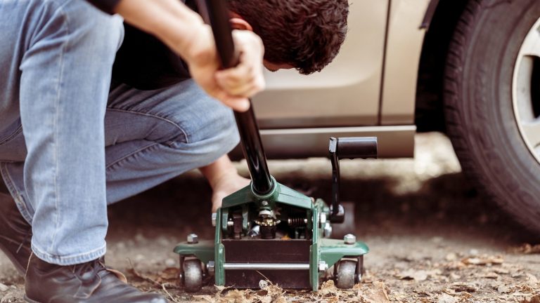 Panduan Penggunaan Dongkrak Mobil Möllar Scissor Jack yang Aman