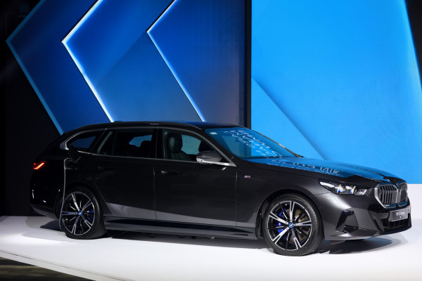 BMW i5 Touring: Mobil Elektrik Touring Berkinerja Tinggi