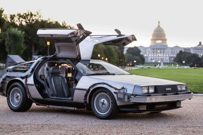 Mobil DeLorean DMC-12: Kendaraan Klasik Ikonik dari Film Klasik