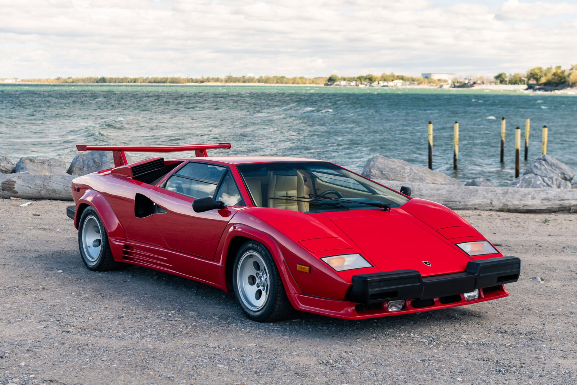 Mobil Lamborghini Countach LP5000 Quattrovalvole: Ikon Supercar Legendaris