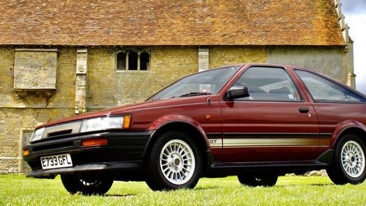 Mobil Toyota AE86: Mobil Legendaris dengan Desain Klasik dan Performa Tinggi