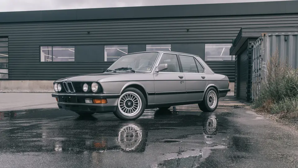 BMW E28 M5 1985-1987: Mobil Sport Legendaris dari Jerman