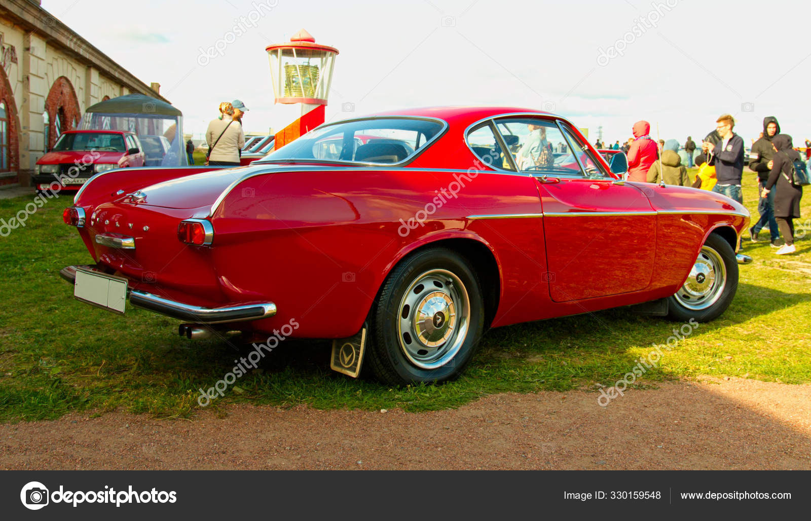 Mobil Volvo P1800: Mobil Klasik Legendaris dari Swedia